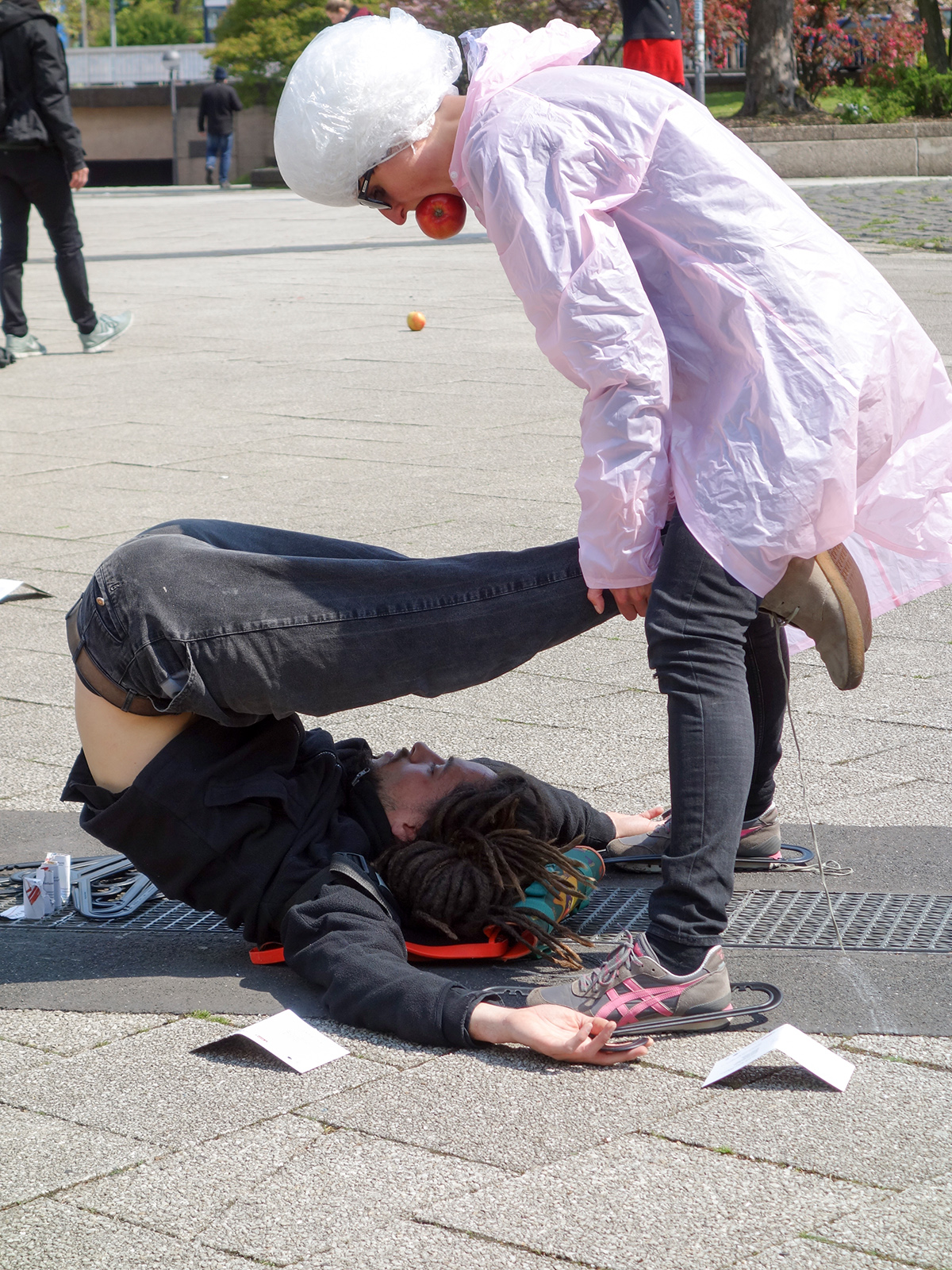 Marita Bullmann, Aaron Schmitt; Photo: Christiane Obermayr; Open Source Group-Performance, 10.05.2016, Ebertplatz Cologne
