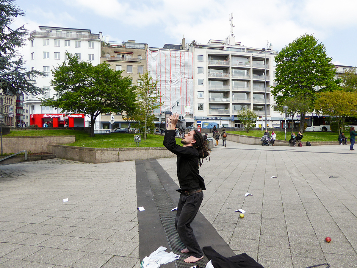 Aaron Schmitt; Photo: Boris Nieslony; Open Source Group-Performance, 10.05.2016, Ebertplatz Cologne