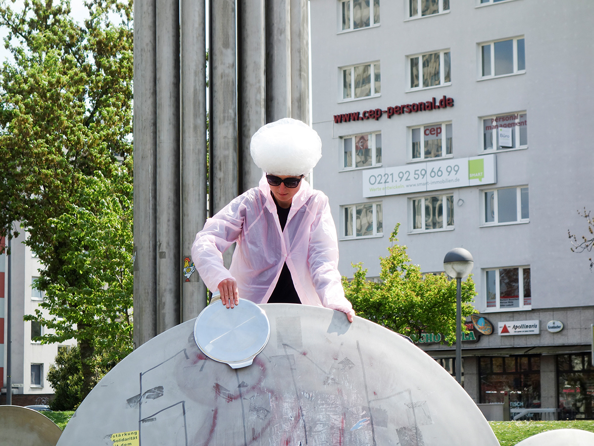 Marita Bullmann; Photo: Christiane Obermayr;Open Source Group-Performance, 10.05.2016, Ebertplatz Cologne