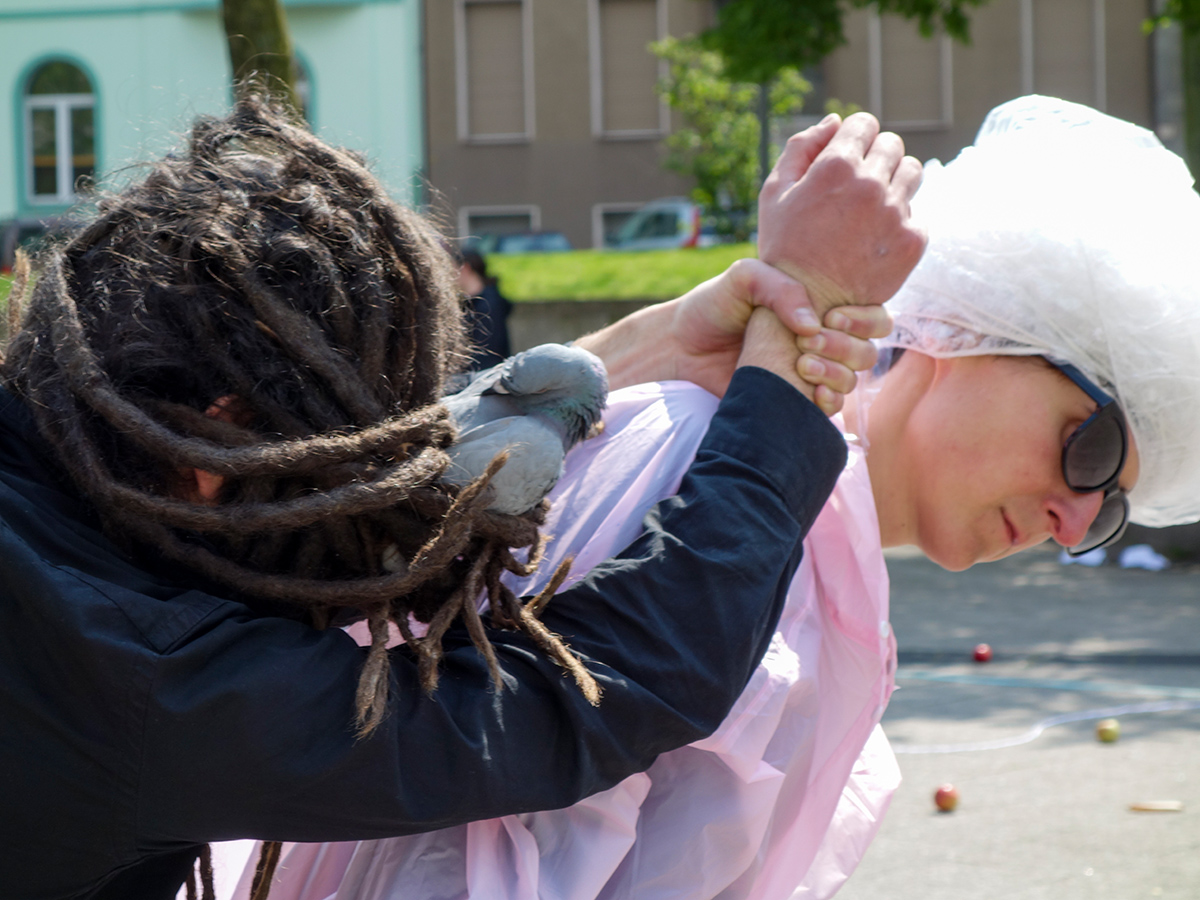 Aaron Schmitt, Marita Bullmann; Photo: Christiane Obermayr;Open Source Group-Performance, 10.05.2016, Ebertplatz Cologne