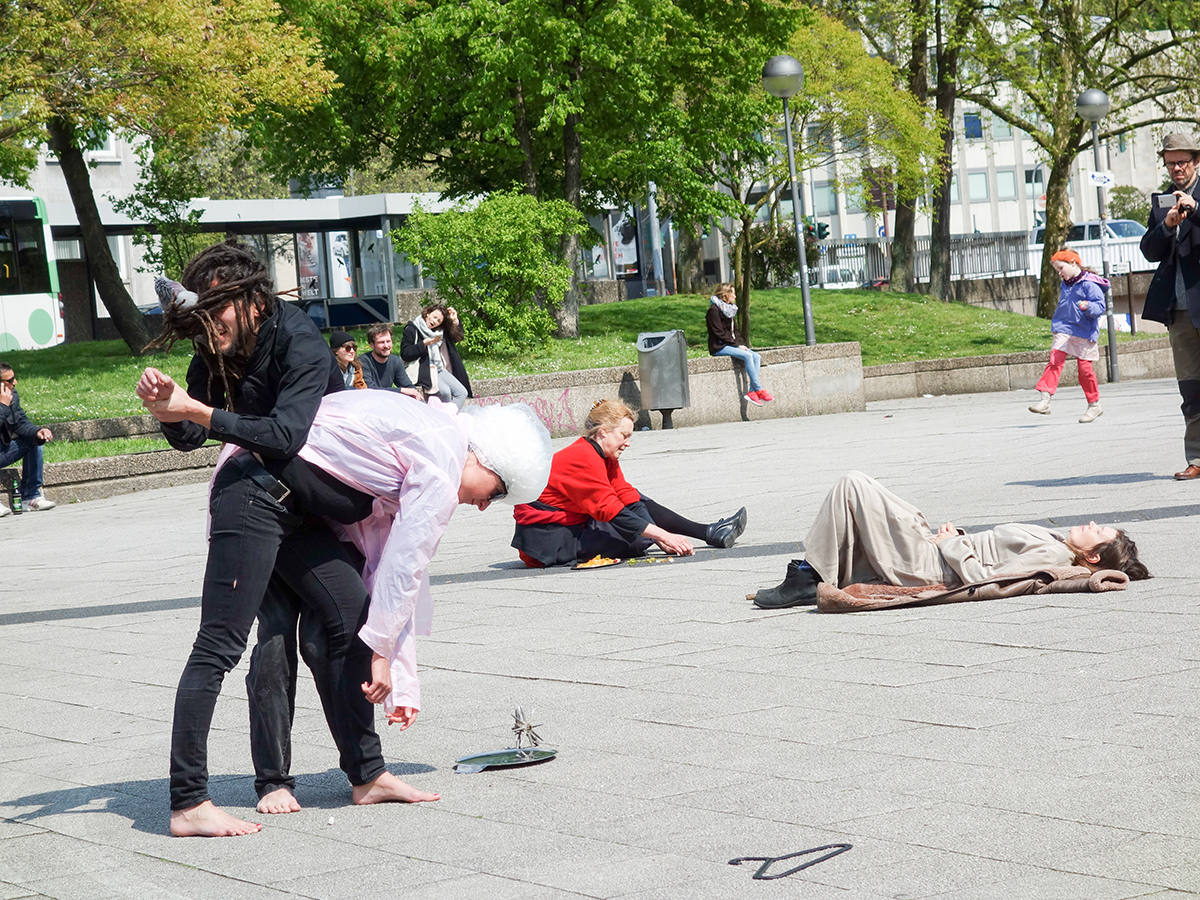 Marita Bullmann, Aaron Schmitt, Karin Meiner, Petra Deus; Photo: Christiane Obermayr; Open Source Group-Performance, 10.05.2016, Ebertplatz Cologne