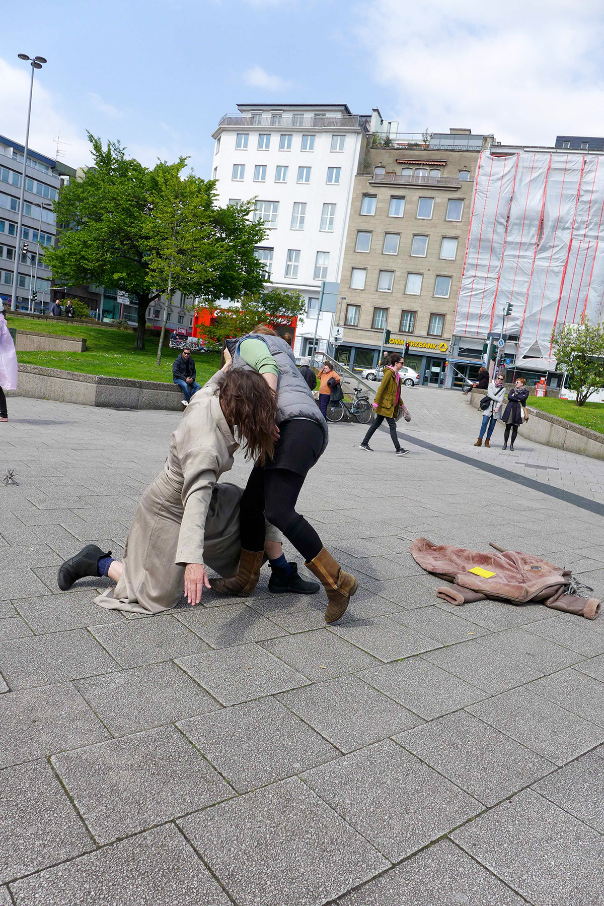 Petra Deus, Sara Hasenbrink; Photo: UJB; Open Source Group-Performance, 10.05.2016, Ebertplatz Cologne